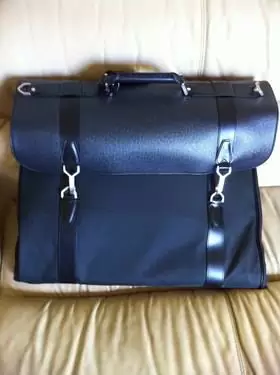 $1,300 LOUIS VUITTON AUTHENTIC GARMENT BAG CARRIER LUGGAGE
                                                for sale
                                in
                                Miami,
                                Florida