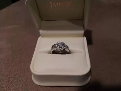 $1,000 ENGAGEMENT RING AND WEDDING BAND
                                                for sale
                                in
                                South Elgin,
                                Illinois